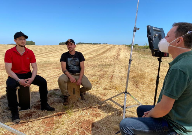 O repórter Marcelo Canellas entrevista os irmãos sobreviventes da tragédia Delvani Brondani Rosso e Jovani Brondani Rosso (da esquerda para direita).